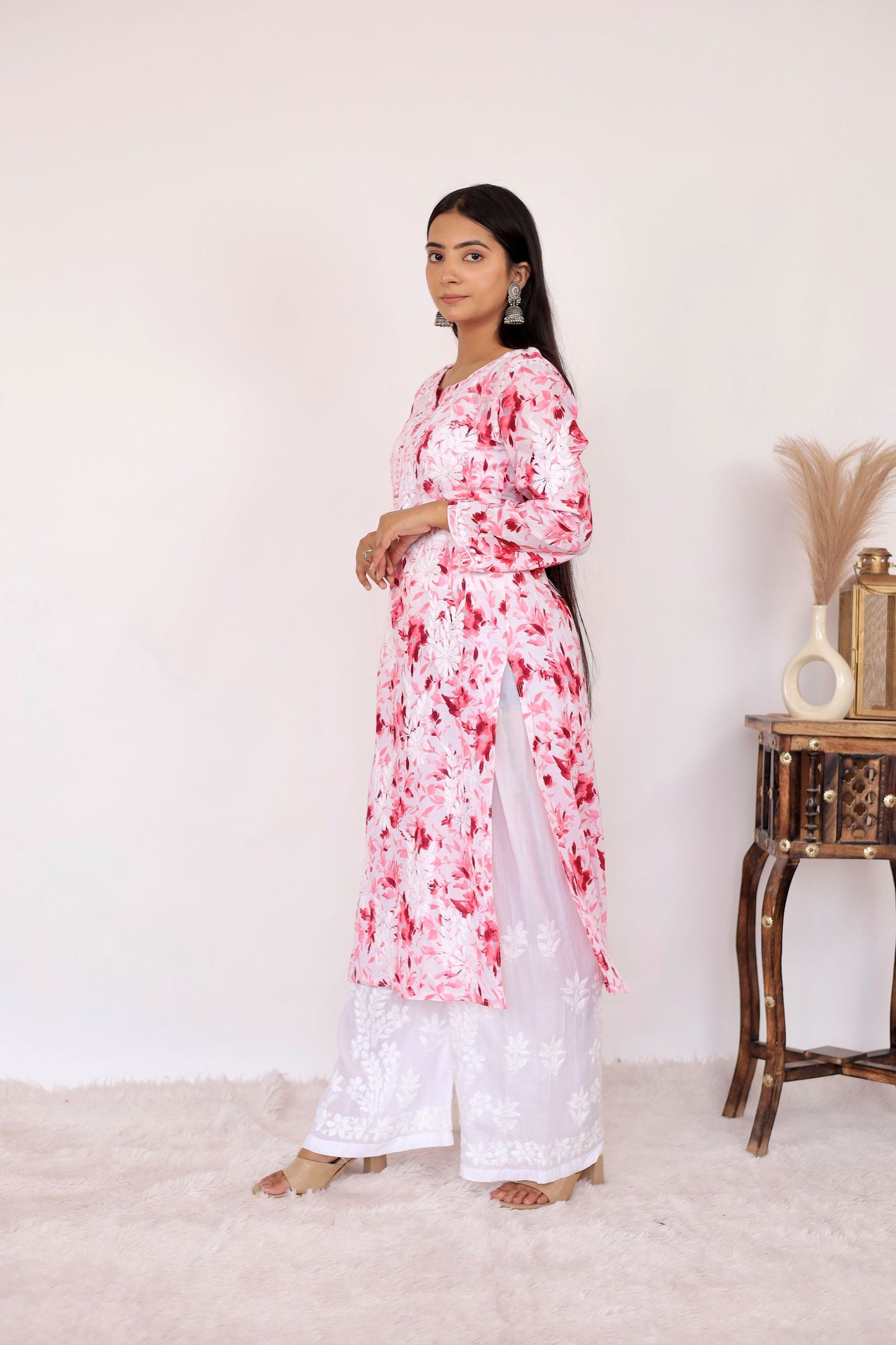 Aisha Mul Long Chikankari Kirti ( Pink)